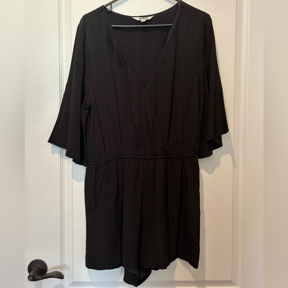 BB Dakota Classic Shania Women’s Large V Neck Black Romper with Pockets